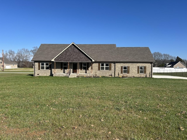 view of front of property featuring a front yard