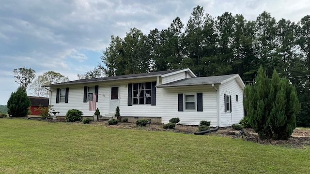 single story home featuring a front lawn