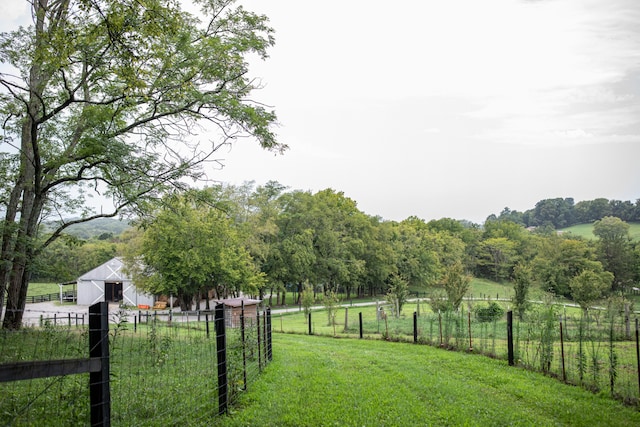 view of yard featuring a rural view