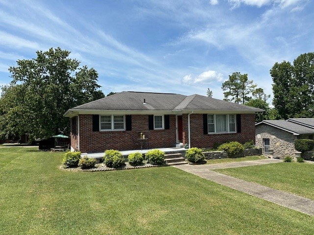 view of front of house featuring a front lawn