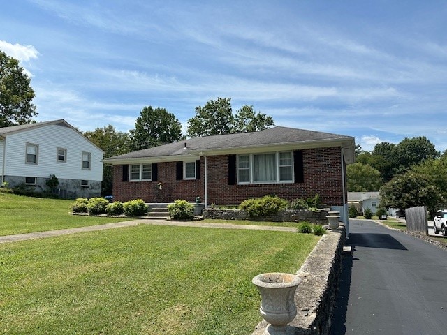 view of front of property featuring a front yard