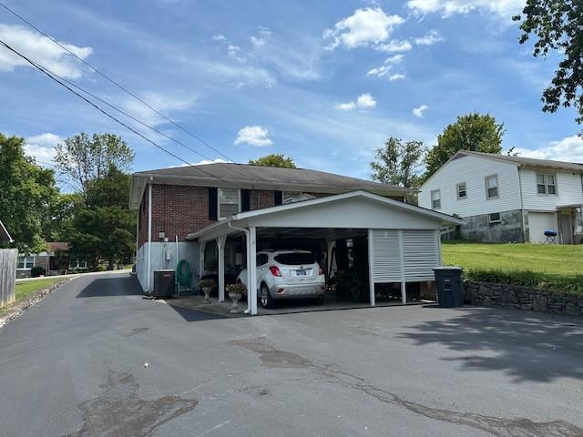 view of front facade featuring a carport