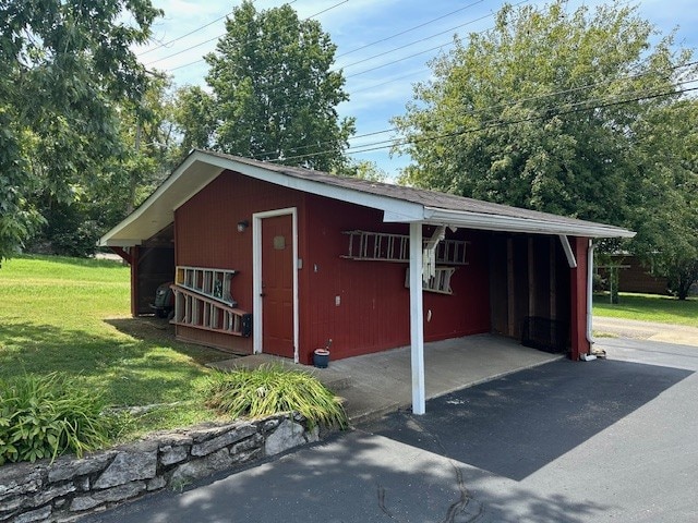 view of outdoor structure with a yard