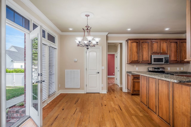 kitchen with hanging light fixtures, ornamental molding, light hardwood / wood-style floors, an inviting chandelier, and stove