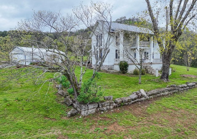 view of side of property featuring a yard