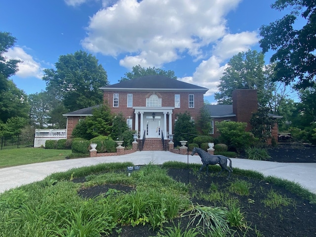 view of front of house with a front lawn