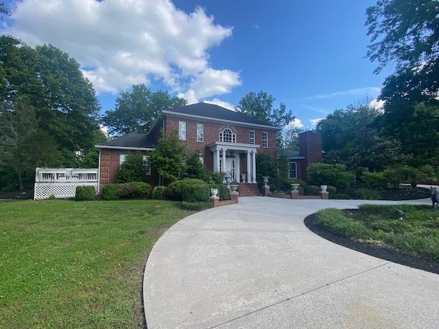 view of front of house featuring a front lawn