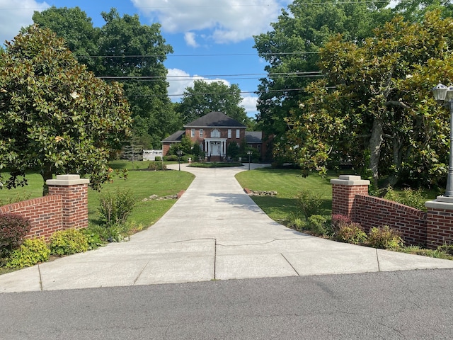 view of front of home featuring a front lawn