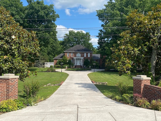 view of front facade featuring a front yard