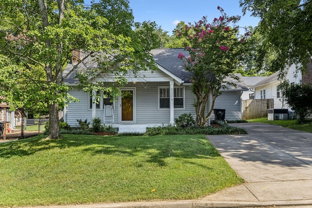 view of front facade with a front yard