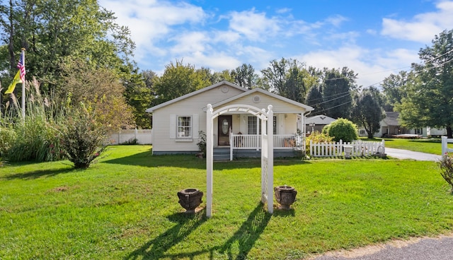 view of front facade featuring a front yard