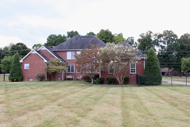 view of front facade with a front yard