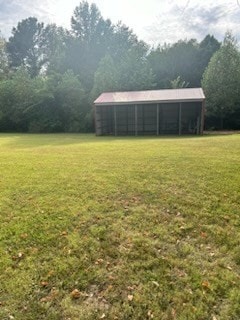 view of yard with an outdoor structure