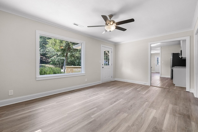 empty room featuring light hardwood / wood-style flooring, ornamental molding, and ceiling fan