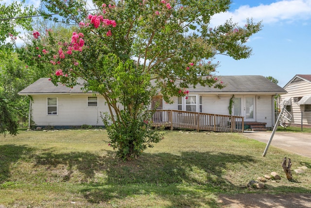 view of front of property featuring a deck and a front yard