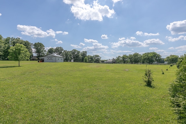 view of yard featuring a rural view