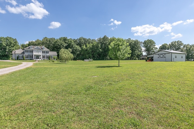 view of yard with an outbuilding