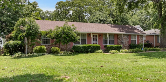 ranch-style home featuring a front lawn