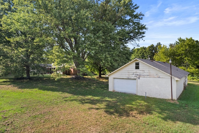 view of yard featuring a garage and an outdoor structure