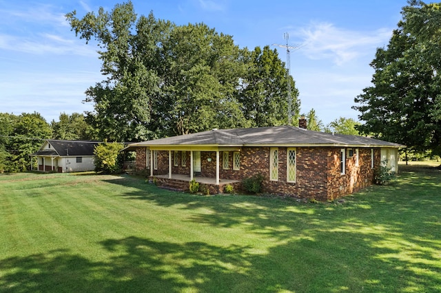 view of front facade featuring a front lawn