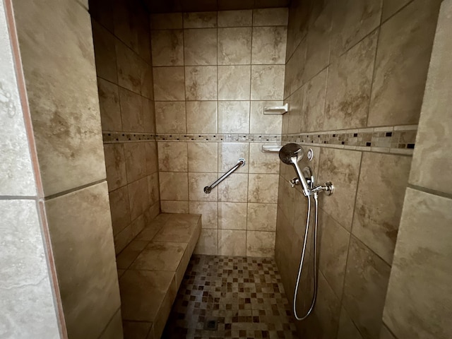 bathroom featuring a tile shower