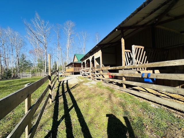 view of yard featuring an outdoor structure