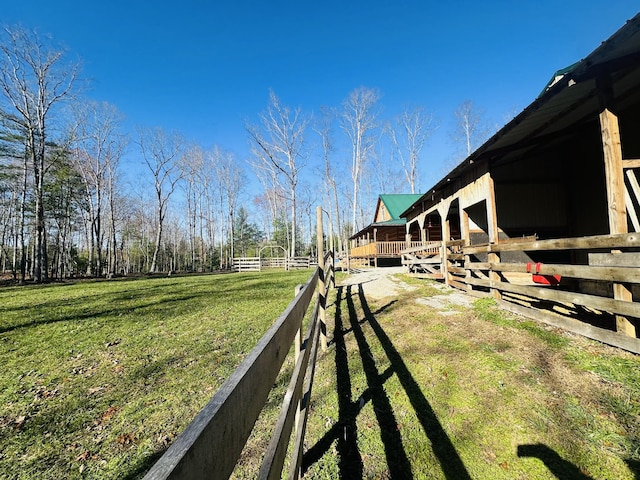 view of yard featuring an outbuilding