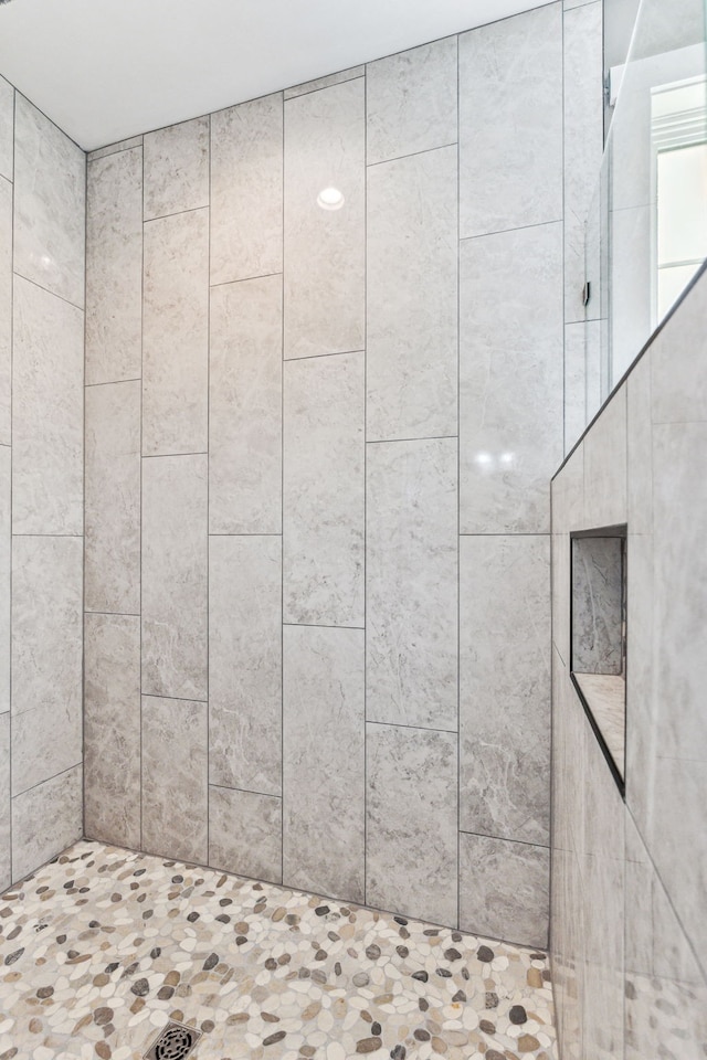 bathroom featuring a tile shower