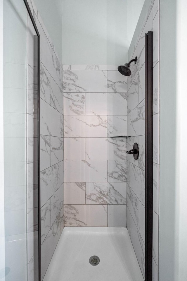 bathroom featuring a tile shower