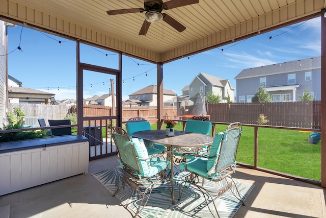 sunroom with ceiling fan