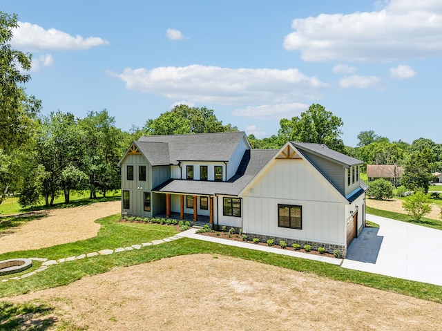 view of front facade featuring a garage and a front yard