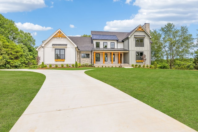 view of front of house featuring a front lawn