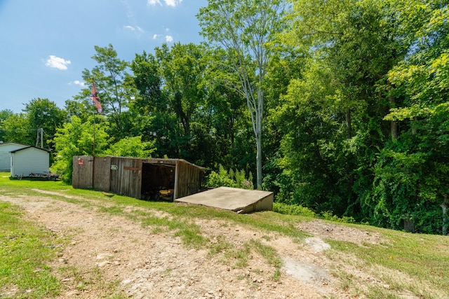 view of yard featuring an outdoor structure