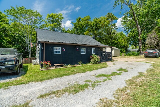 view of side of property featuring a lawn