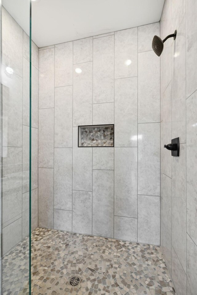 bathroom featuring tiled shower