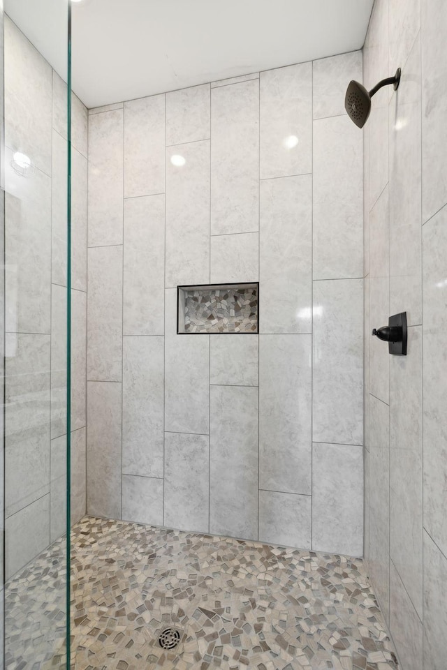 full bath with tiled shower