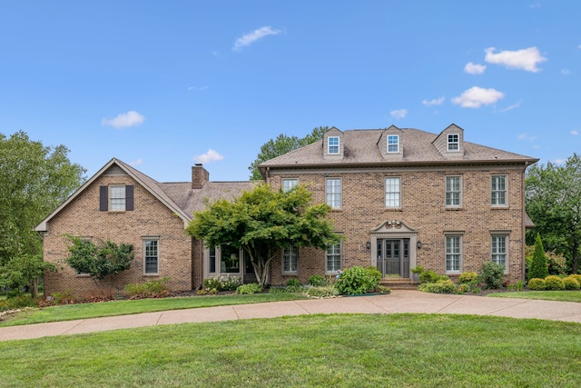 colonial house featuring a front yard