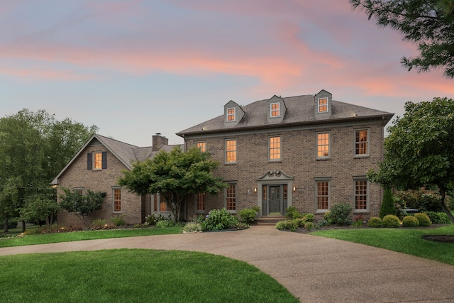 colonial house featuring a yard