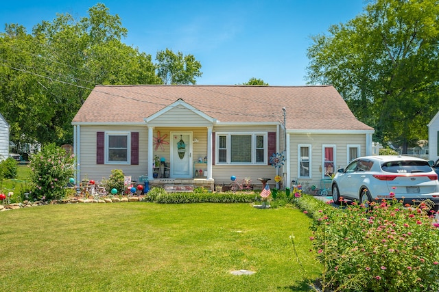 view of front of property featuring a front lawn