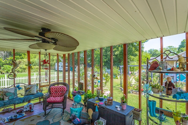 sunroom with ceiling fan