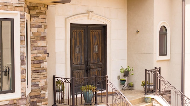 property entrance featuring stone siding