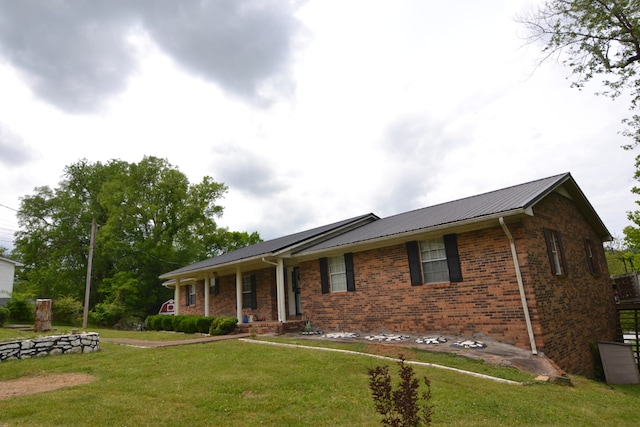 single story home with a front yard