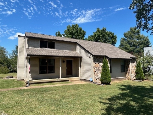 view of front facade featuring a front lawn