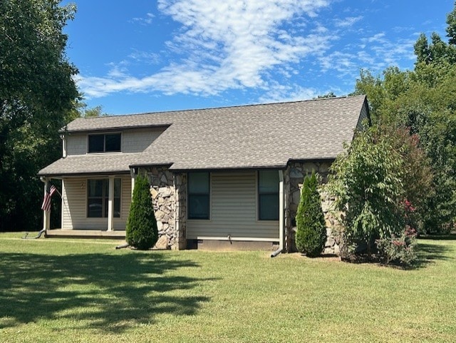 view of front of property featuring a front lawn