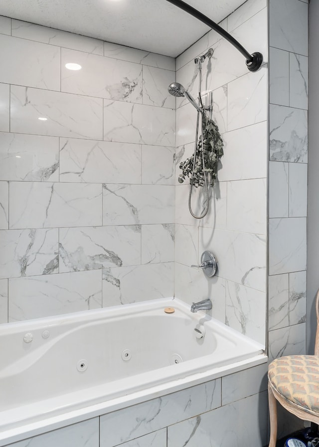 bathroom with tiled shower / bath combo