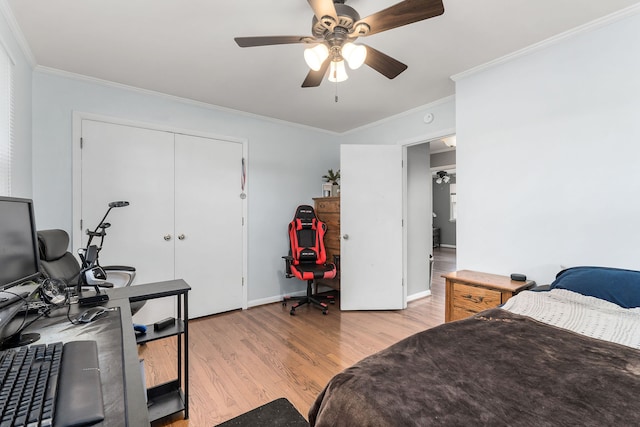 bedroom featuring ceiling fan, a closet, light hardwood / wood-style floors, and ornamental molding