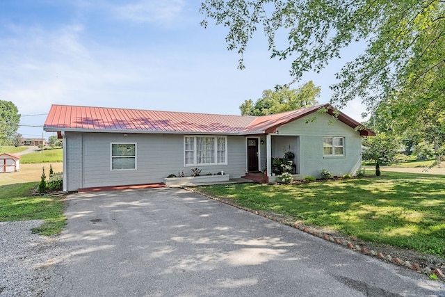 single story home featuring a front yard