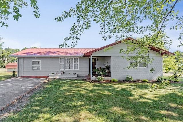 single story home with a front yard