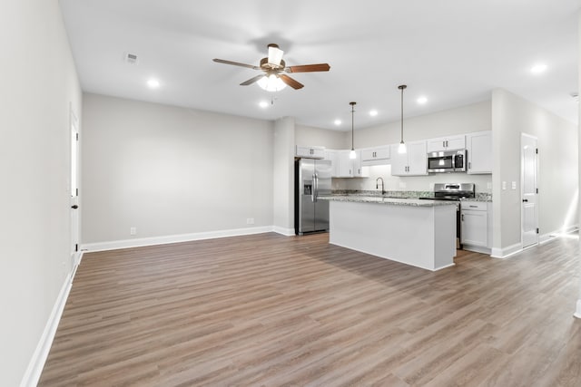 kitchen featuring light wood finished floors, visible vents, appliances with stainless steel finishes, open floor plan, and recessed lighting