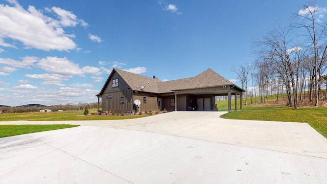 view of front of property featuring a carport and a front yard